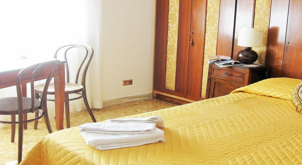 Romulus Rex Hotel Cameră foto